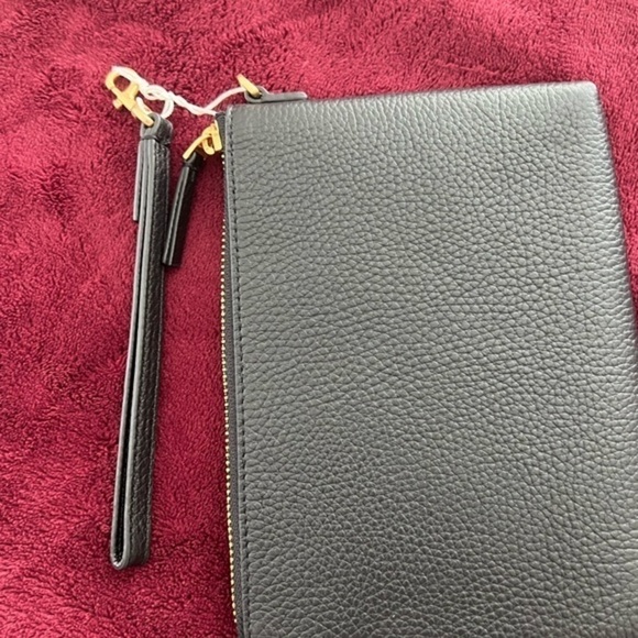 TORY BURCH• BRITTEN LARGE‎ ZIP POUCH WRISTLET - Picture 8 of 12